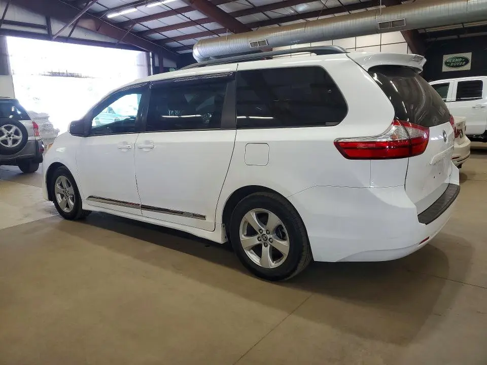 2018 TOYOTA SIENNA LE  