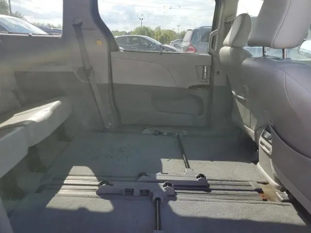2013 TOYOTA SIENNA XLE
