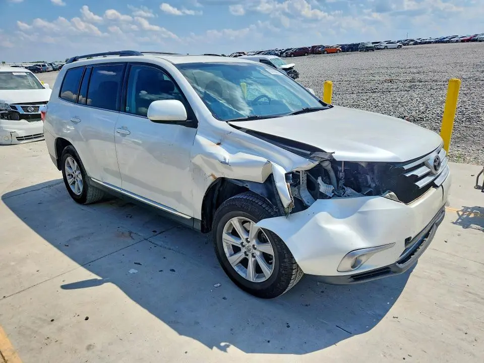 2013 TOYOTA HIGHLANDER SE  
