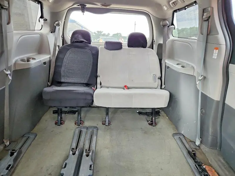 2016 TOYOTA SIENNA LE  