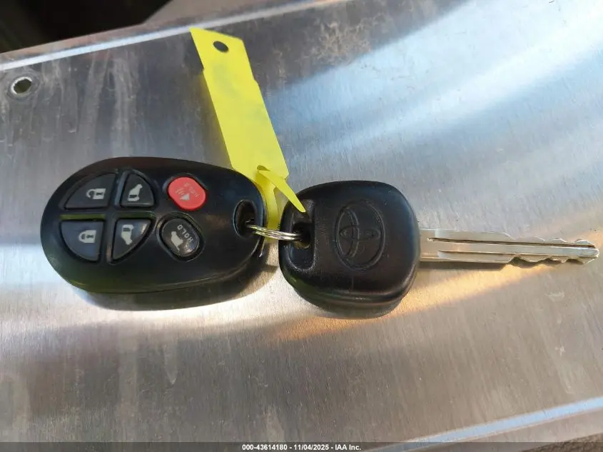 2014 TOYOTA SIENNA XLE V6 8 PASSENGER