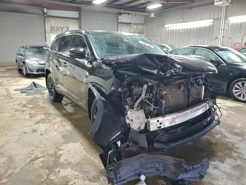 2019 TOYOTA HIGHLANDER SE  