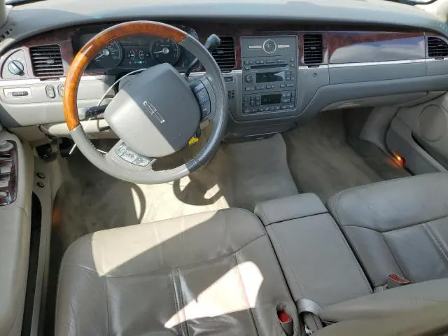 2010 LINCOLN TOWN CAR SIGNATURE LIMITED  