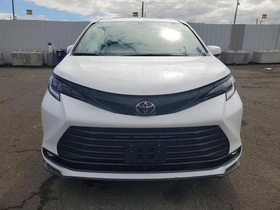 2026 TOYOTA SIENNA WOODLAND EDITION  