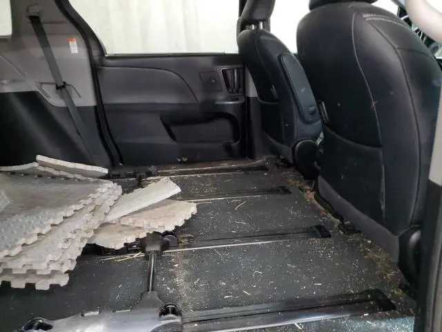 2019 TOYOTA SIENNA SE  