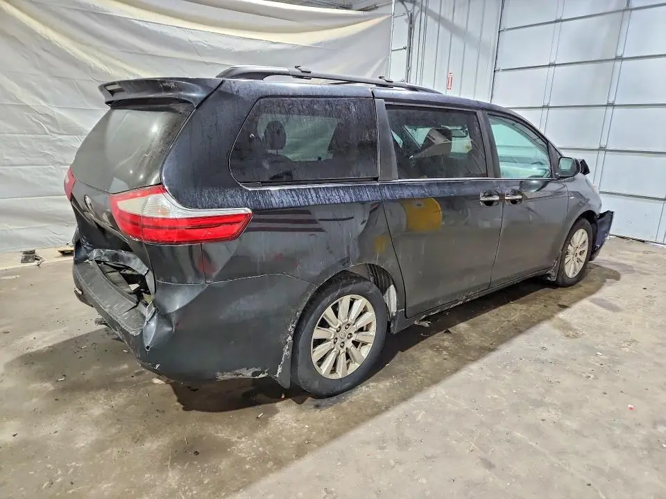 2017 TOYOTA SIENNA XLE  