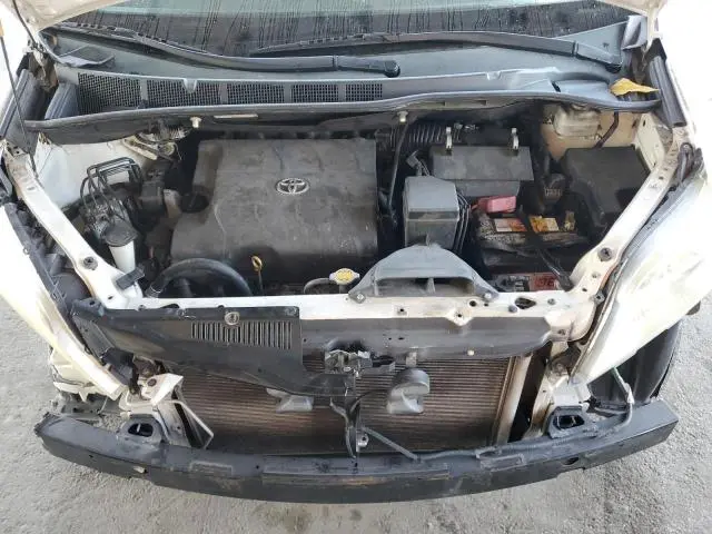 2014 TOYOTA SIENNA LE