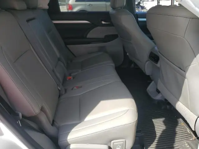 2019 TOYOTA HIGHLANDER SE  