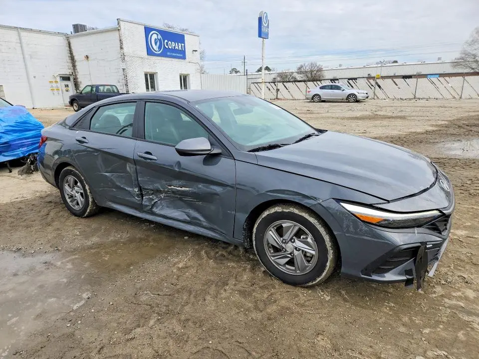 2024 HYUNDAI ELANTRA SE  