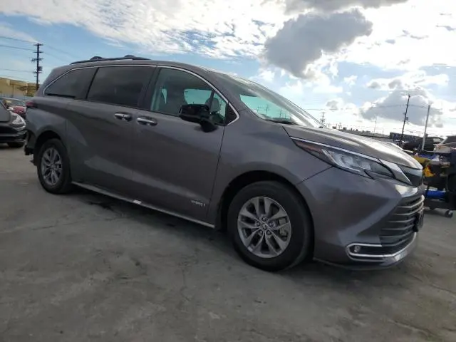2021 TOYOTA SIENNA XLE  