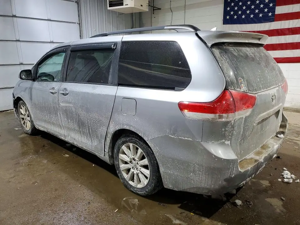 2012 TOYOTA SIENNA XLE  