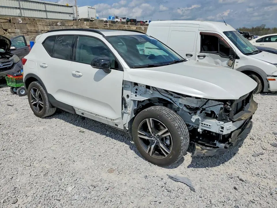 2023 VOLVO XC40 PLUS  