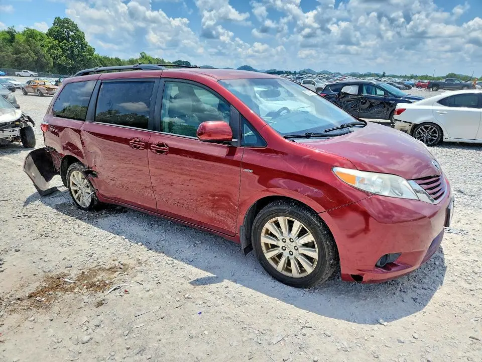 2017 TOYOTA SIENNA LE  