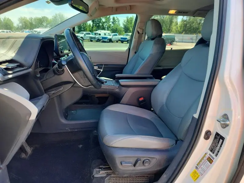 2021 TOYOTA SIENNA XLE  