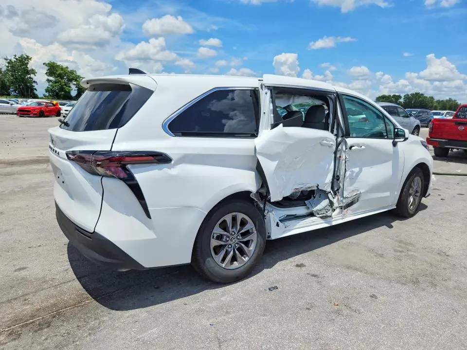2026 TOYOTA SIENNA LE  
