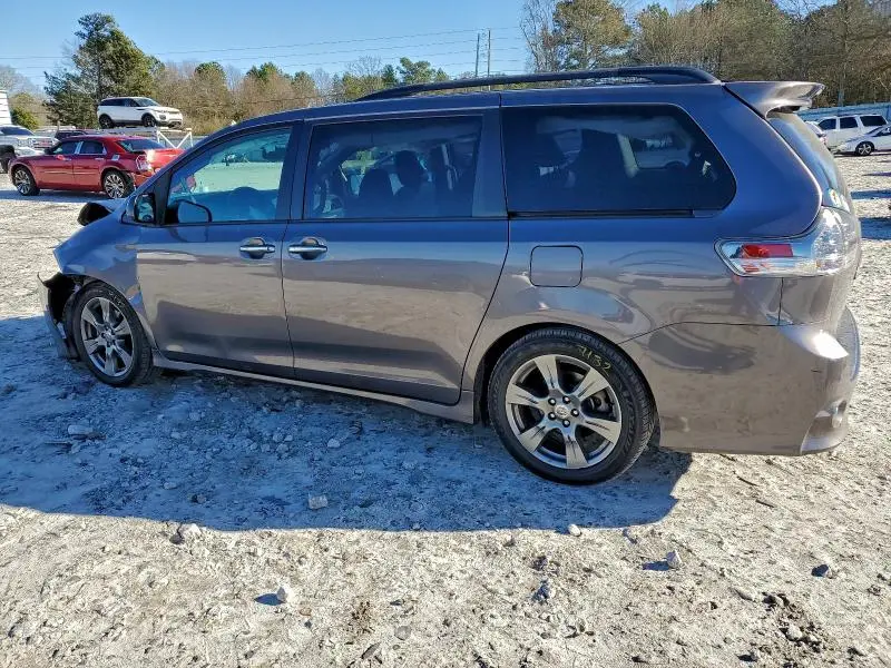 2017 TOYOTA SIENNA SE  