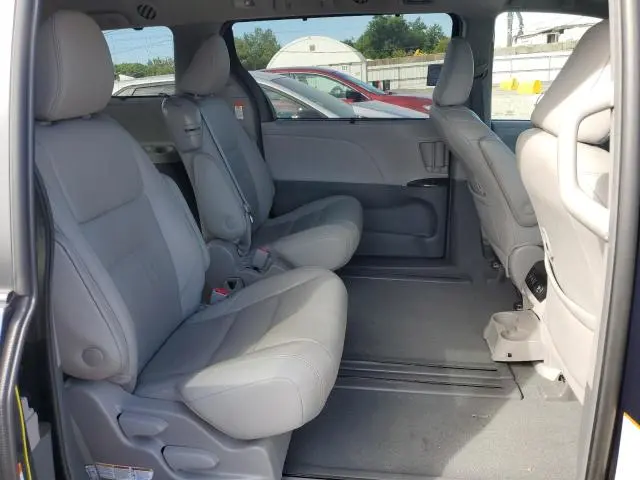 2019 TOYOTA SIENNA XLE  
