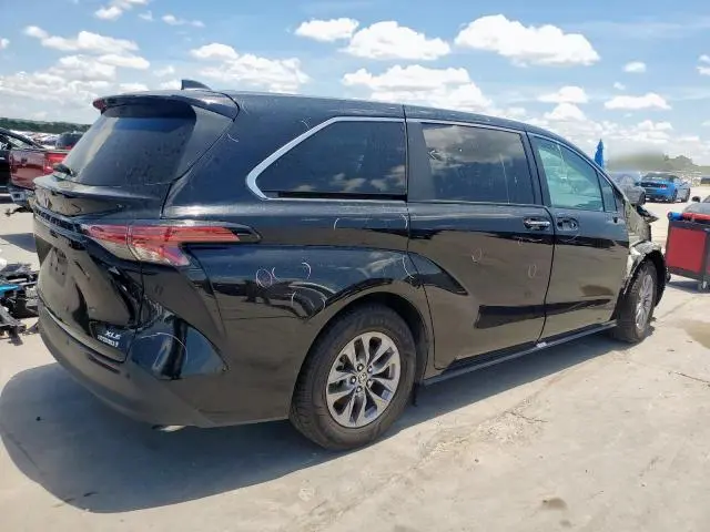 2021 TOYOTA SIENNA XLE  