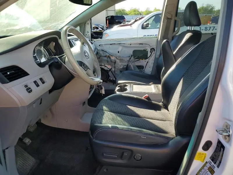 2013 TOYOTA SIENNA SE 8-PASSENGER  