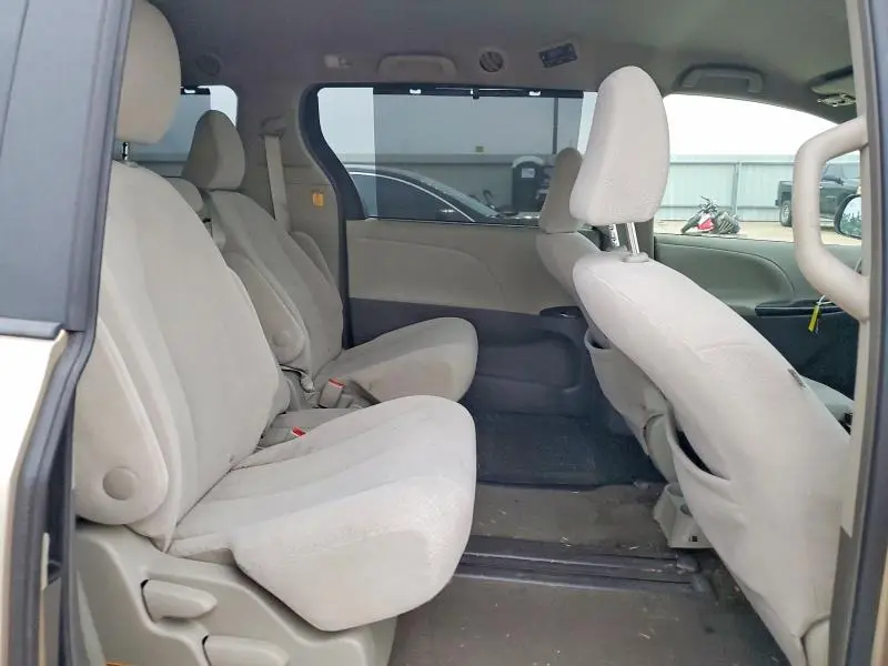 2013 TOYOTA SIENNA LE  