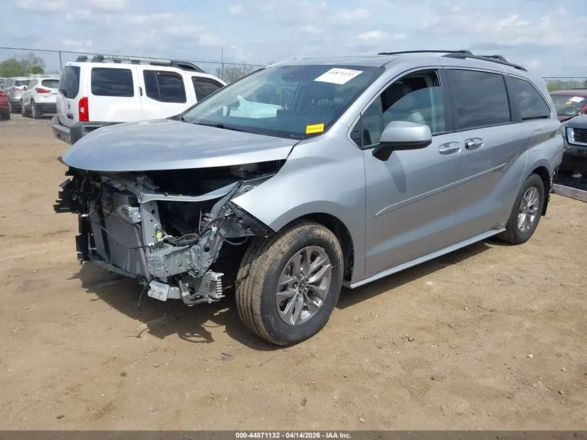 2022 TOYOTA SIENNA XLE