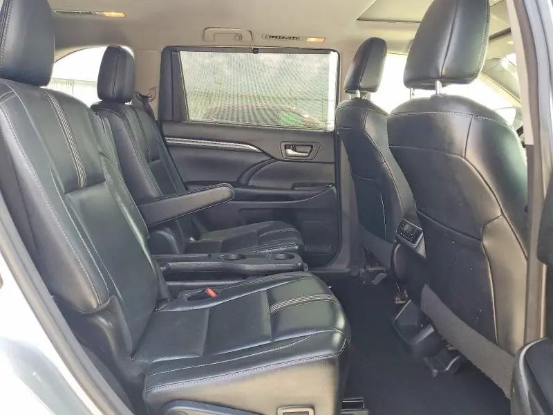 2017 TOYOTA HIGHLANDER SE  