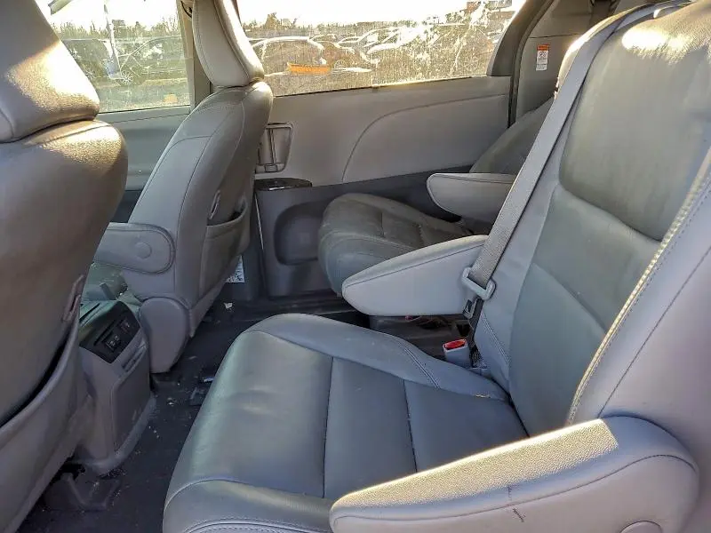 2019 TOYOTA SIENNA XLE  