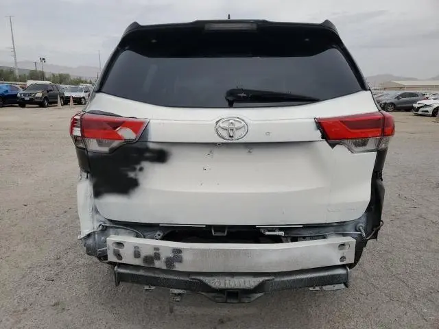 2018 TOYOTA HIGHLANDER SE  