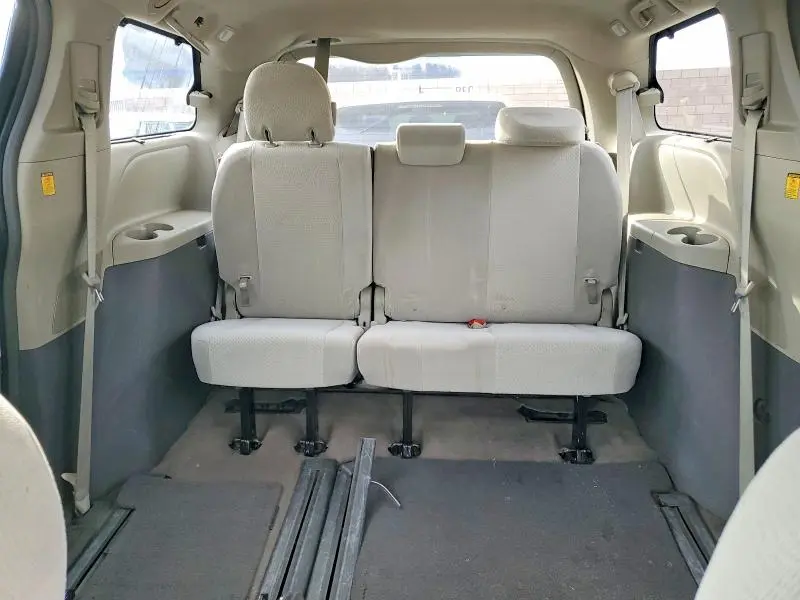 2013 TOYOTA SIENNA LE  