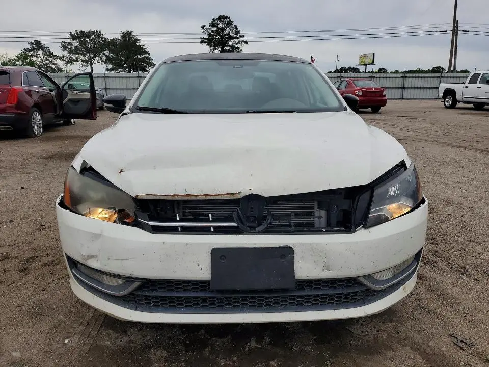2015 VOLKSWAGEN PASSAT SE  