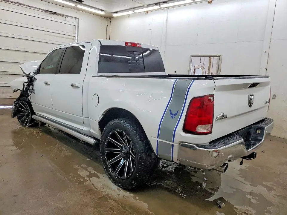 2016 RAM 1500 SLT  
