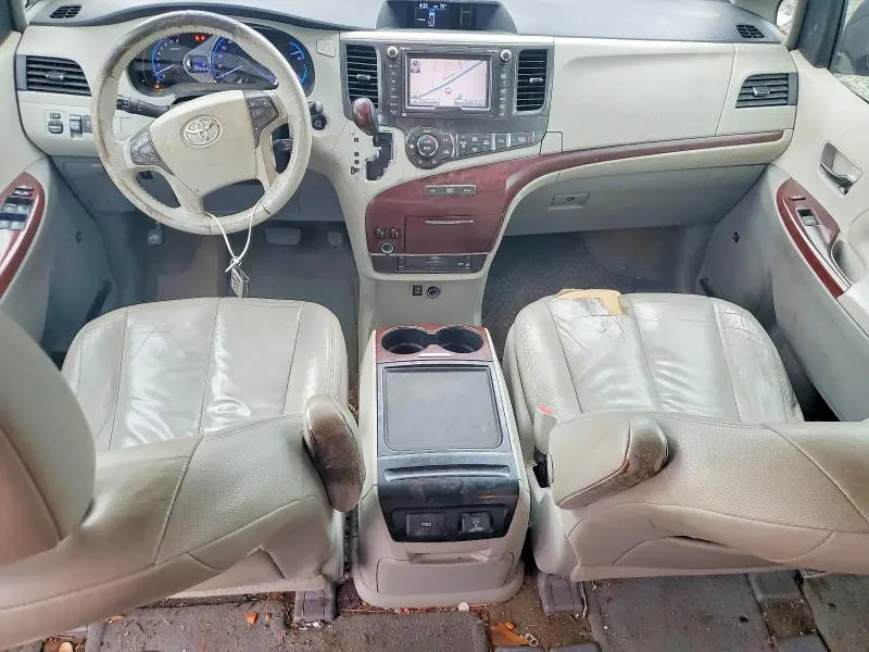 2013 TOYOTA SIENNA XLE  