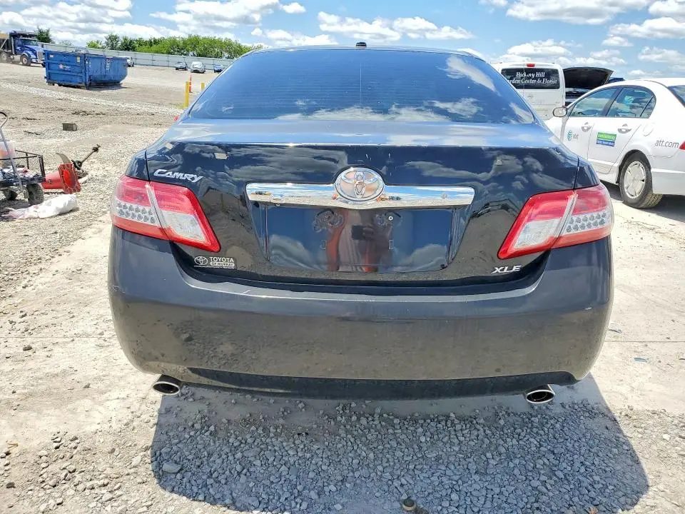 2011 TOYOTA CAMRY XLE V6  