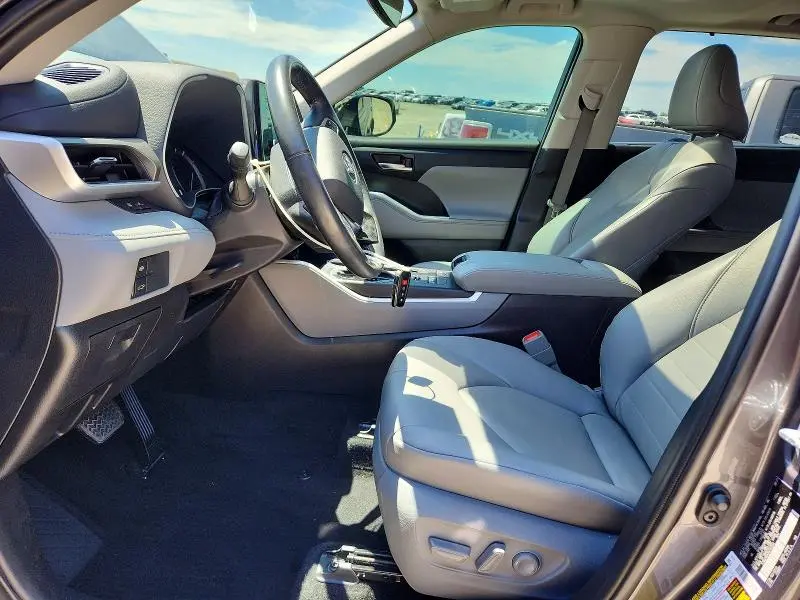 2021 TOYOTA HIGHLANDER XLE  