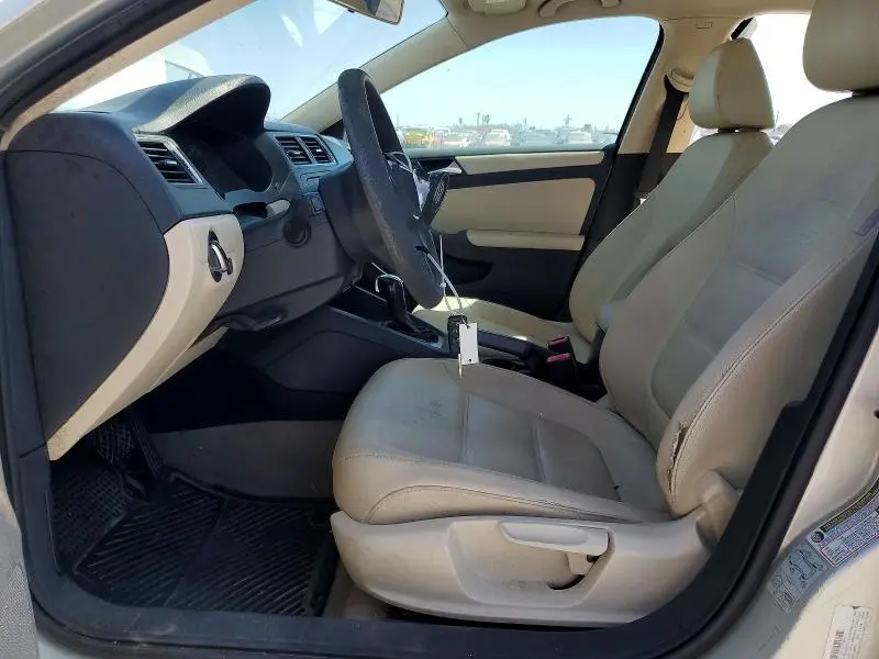 2011 VOLKSWAGEN JETTA SE  