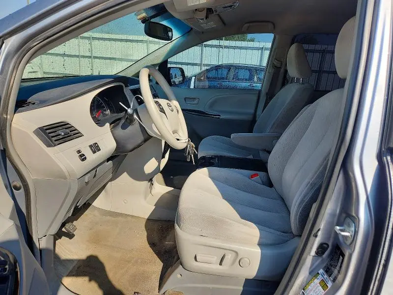 2013 TOYOTA SIENNA LE  