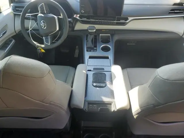 2025 TOYOTA SIENNA XLE  