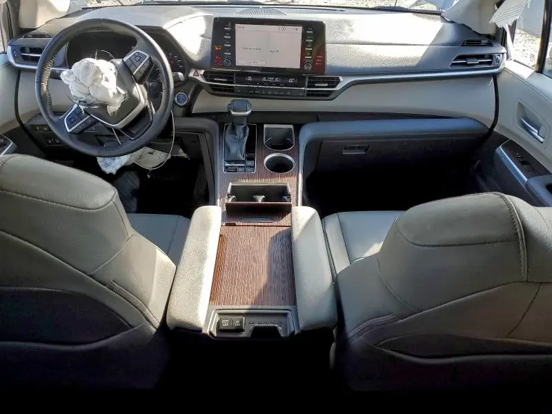 2022 TOYOTA SIENNA XLE  