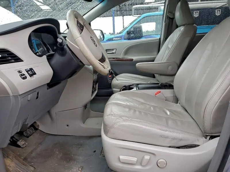 2011 TOYOTA SIENNA XLE  
