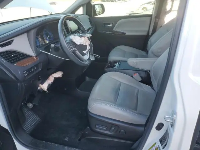 2017 TOYOTA SIENNA XLE  