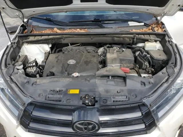 2018 TOYOTA HIGHLANDER SE  