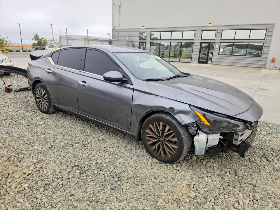 2023 NISSAN ALTIMA SV  