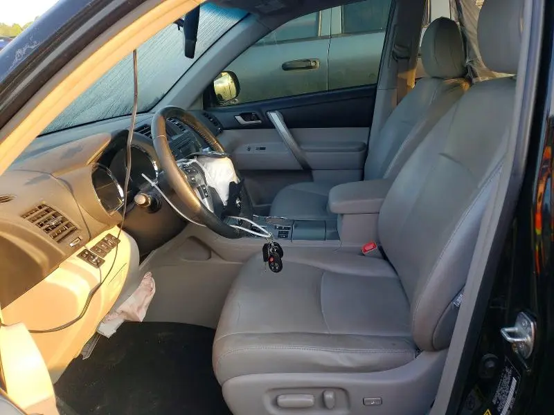 2011 TOYOTA HIGHLANDER SE  