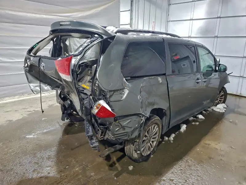 2011 TOYOTA SIENNA XLE  