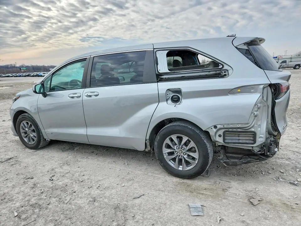 2021 TOYOTA SIENNA   