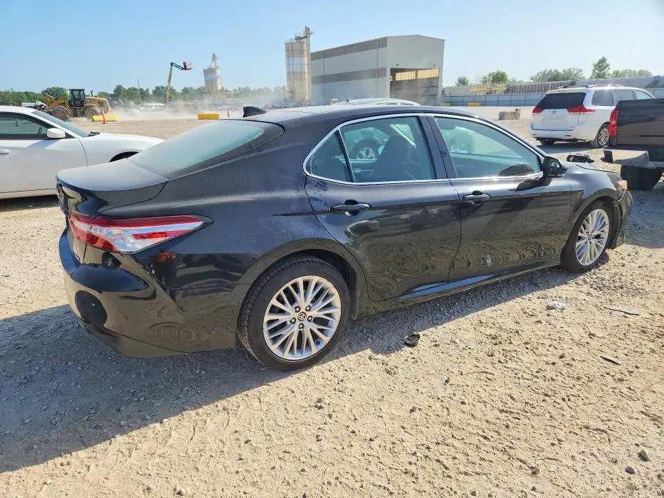 2020 TOYOTA CAMRY XLE  