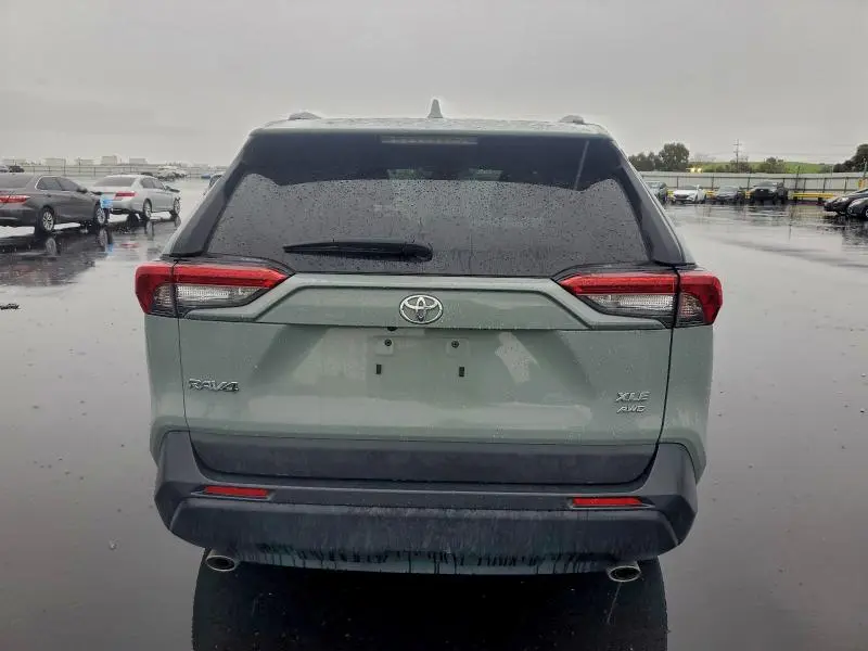 2021 TOYOTA RAV4 XLE  