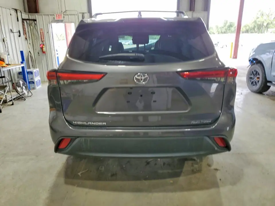 2022 TOYOTA HIGHLANDER XLE  