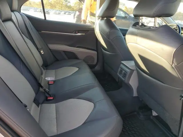 2020 TOYOTA CAMRY XLE  