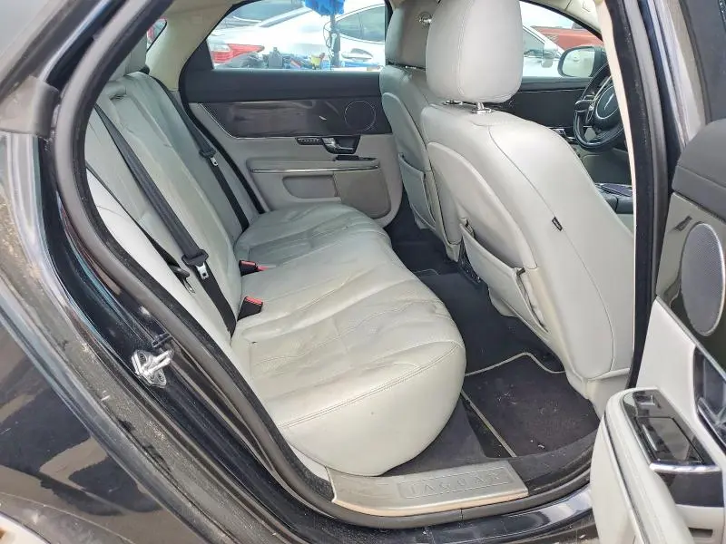 2011 JAGUAR XJ   